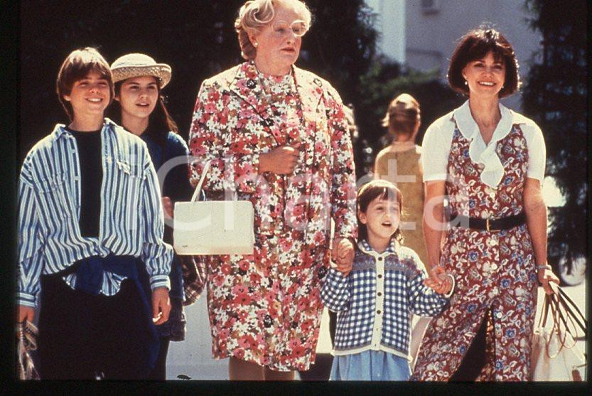 MRS. DOUBTFIRE Robin WILLIAMS Sally FIELD Maria WILSON 1993 35mm vintage slide 1 Diapositiva originale, in formato 35 mm.Nella diapositiva compaiono inoltre Matthew Lawrence e Lisa Jakub.Per i diritti rivolgersi a ICharta.E' severamente vietata la riproduzione. Tutti i diritti sono riservati.ICharta mette in vendita, sul negozio eBay e in esclusiva sul sito "icharta" il proprio archivio composto da numerose diapositive e negativi fotografici d'epoca, tutti originali e autentici, che attraversano la storia del costume tra la fine degli anni Sessanta e Novanta.Si tratta di uno sguardo inedito sull'attualità, la politica, la vita quotidiana, il gossip e la cultura, che fotografa il cambiamento della nazione in quest'ultimo scorcio del XX secolo. Un'occasione unica per il mercato del collezionismo, che vede finalmente disponibile un archivio eccezionale per vastità, tematiche e condizioni, in un settore (il negativo fotografico e la diapositiva) di assoluta novità e dalle interessanti prospettive di investimento.  GOOD/buono   originale e autentica 1