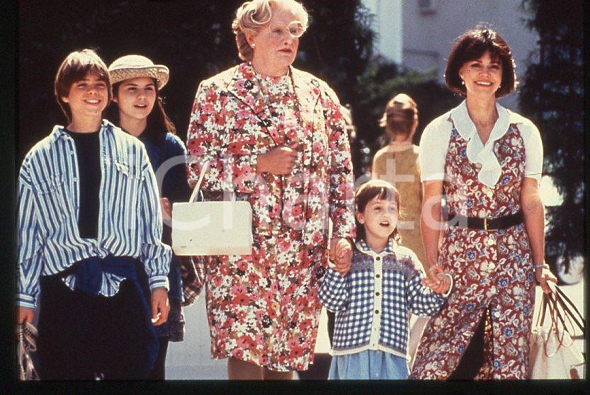 MRS. DOUBTFIRE Robin WILLIAMS Sally FIELD Maria WILSON 1993 - 35mm vintage slide Diapositiva originale, in formato 35 mm.Nella diapositiva compaiono inoltre Matthew Lawrence e Lisa Jakub.Per i diritti rivolgersi a ICharta.E' severamente vietata la riproduzione. Tutti i diritti sono riservati.ICharta mette in vendita, sul negozio eBay e in esclusiva sul sito "icharta" il proprio archivio composto da numerose diapositive e negativi fotografici d'epoca, tutti originali e autentici, che attraversano la storia del costume tra la fine degli anni Sessanta e Novanta.Si tratta di uno sguardo inedito sull'attualità, la politica, la vita quotidiana, il gossip e la cultura, che fotografa il cambiamento della nazione in quest'ultimo scorcio del XX secolo. Un'occasione unica per il mercato del collezionismo, che vede finalmente disponibile un archivio eccezionale per vastità, tematiche e condizioni, in un settore (il negativo fotografico e la diapositiva) di assoluta novità e dalle interessanti prospettive di investimento.  GOOD/buono   originale e autentica 1