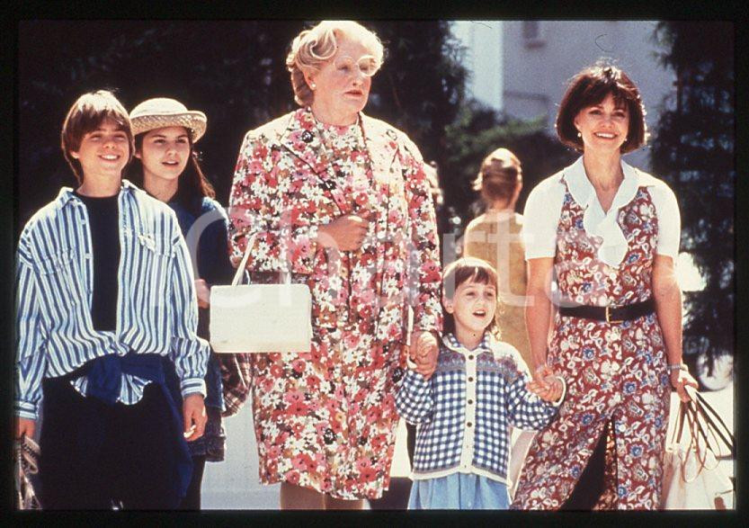 MRS. DOUBTFIRE Robin WILLIAMS Sally FIELD Maria WILSON 1993 35mm vintage slide 2 Diapositiva originale, in formato 35 mm.Nella diapositiva compaiono inoltre Matthew Lawrence e Lisa Jakub.Per i diritti rivolgersi a ICharta.E' severamente vietata la riproduzione. Tutti i diritti sono riservati.ICharta mette in vendita, sul negozio eBay e in esclusiva sul sito "icharta" il proprio archivio composto da numerose diapositive e negativi fotografici d'epoca, tutti originali e autentici, che attraversano la storia del costume tra la fine degli anni Sessanta e Novanta.Si tratta di uno sguardo inedito sull'attualità, la politica, la vita quotidiana, il gossip e la cultura, che fotografa il cambiamento della nazione in quest'ultimo scorcio del XX secolo. Un'occasione unica per il mercato del collezionismo, che vede finalmente disponibile un archivio eccezionale per vastità, tematiche e condizioni, in un settore (il negativo fotografico e la diapositiva) di assoluta novità e dalle interessanti prospettive di investimento.  GOOD/buono   originale e autentica 1