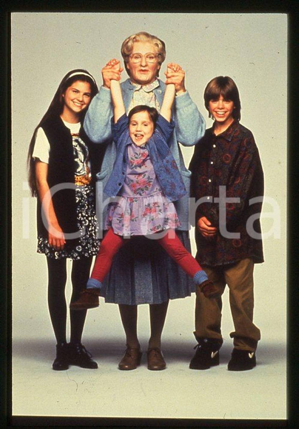 MRS. DOUBTFIRE Robin WILLIAMS Lisa JAKUB Maria WILSON 1993 35mm vintage slide 2 Diapositiva originale, in formato 35 mm.Nella diapositiva compare inoltre Matthew Lawrence.Per i diritti rivolgersi a ICharta.E' severamente vietata la riproduzione. Tutti i diritti sono riservati.ICharta mette in vendita, sul negozio eBay e in esclusiva sul sito "icharta" il proprio archivio composto da numerose diapositive e negativi fotografici d'epoca, tutti originali e autentici, che attraversano la storia del costume tra la fine degli anni Sessanta e Novanta.Si tratta di uno sguardo inedito sull'attualità, la politica, la vita quotidiana, il gossip e la cultura, che fotografa il cambiamento della nazione in quest'ultimo scorcio del XX secolo. Un'occasione unica per il mercato del collezionismo, che vede finalmente disponibile un archivio eccezionale per vastità, tematiche e condizioni, in un settore (il negativo fotografico e la diapositiva) di assoluta novità e dalle interessanti prospettive di investimento.  GOOD/buono   originale e autentica 1