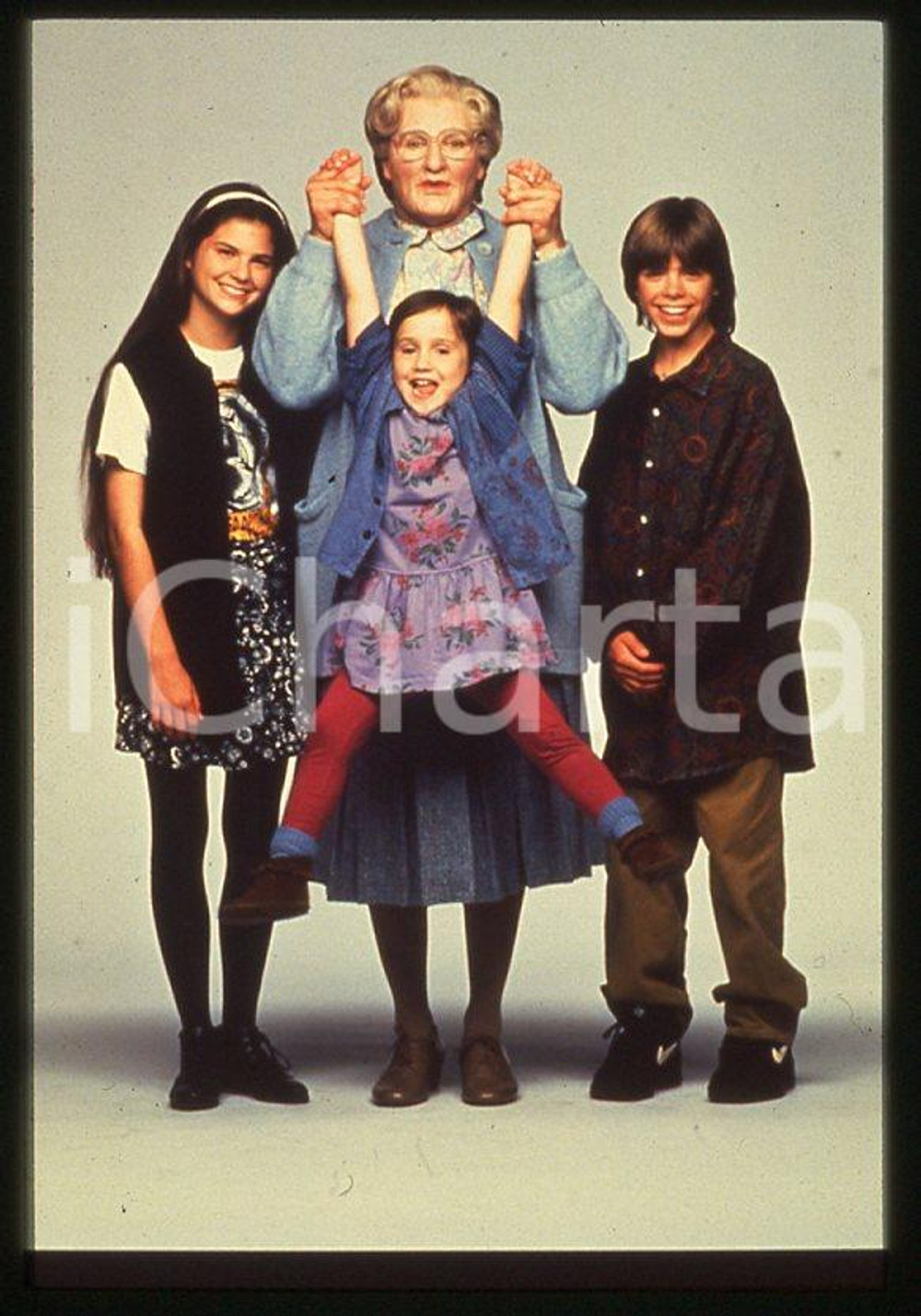 MRS. DOUBTFIRE Robin WILLIAMS Lisa JAKUB Maria WILSON 1993 35mm vintage slide 1 Diapositiva originale, in formato 35 mm.Nella diapositiva compare inoltre Matthew Lawrence.Per i diritti rivolgersi a ICharta.E' severamente vietata la riproduzione. Tutti i diritti sono riservati.ICharta mette in vendita, sul negozio eBay e in esclusiva sul sito "icharta" il proprio archivio composto da numerose diapositive e negativi fotografici d'epoca, tutti originali e autentici, che attraversano la storia del costume tra la fine degli anni Sessanta e Novanta.Si tratta di uno sguardo inedito sull'attualità, la politica, la vita quotidiana, il gossip e la cultura, che fotografa il cambiamento della nazione in quest'ultimo scorcio del XX secolo. Un'occasione unica per il mercato del collezionismo, che vede finalmente disponibile un archivio eccezionale per vastità, tematiche e condizioni, in un settore (il negativo fotografico e la diapositiva) di assoluta novità e dalle interessanti prospettive di investimento.  GOOD/buono   originale e autentica 1