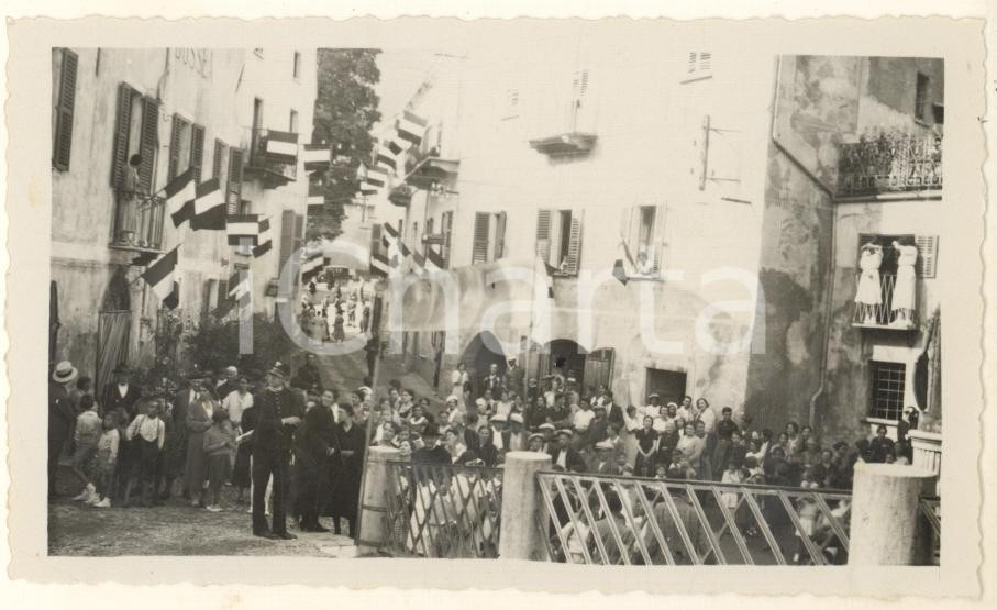 Fotografia d epoca originale 1935 ca FRABOSA SOPRANA CN Folla in centro per un evento Foto RARA 11x7 cm 1