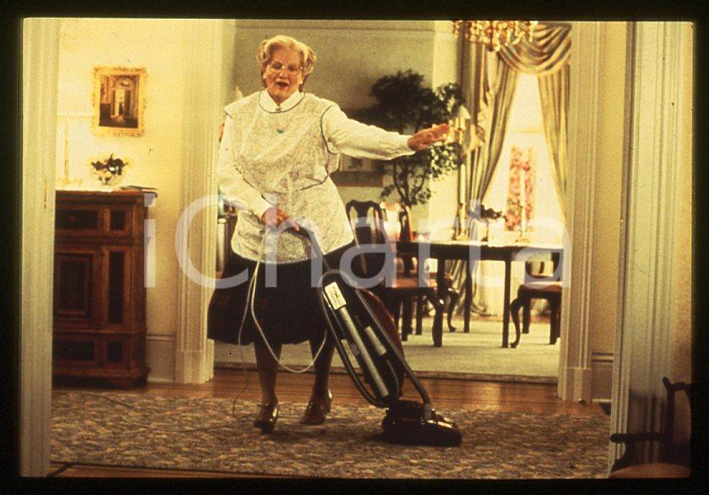 MRS. DOUBTFIRE Robin WILLIAMS 1993 - 35mm vintage slide (3) Diapositiva originale, in formato 35 mm.Per i diritti rivolgersi a ICharta.E' severamente vietata la riproduzione. Tutti i diritti sono riservati.ICharta mette in vendita, sul negozio eBay e in esclusiva sul sito "icharta" il proprio archivio composto da numerose diapositive e negativi fotografici d'epoca, tutti originali e autentici, che attraversano la storia del costume tra la fine degli anni Sessanta e Novanta.Si tratta di uno sguardo inedito sull'attualità, la politica, la vita quotidiana, il gossip e la cultura, che fotografa il cambiamento della nazione in quest'ultimo scorcio del XX secolo. Un'occasione unica per il mercato del collezionismo, che vede finalmente disponibile un archivio eccezionale per vastità, tematiche e condizioni, in un settore (il negativo fotografico e la diapositiva) di assoluta novità e dalle interessanti prospettive di investimento.  GOOD/buono   originale e autentica 1