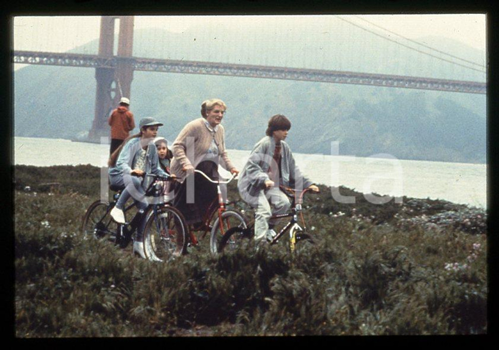 MRS. DOUBTFIRE Robin WILLIAMS Mara WILSON Lisa JAKUB 1993 - 35mm vintage slide 5 Diapositiva originale, in formato 35 mm.Nella diapositiva compare inoltre Matthew Lawrence.Per i diritti rivolgersi a ICharta.E' severamente vietata la riproduzione. Tutti i diritti sono riservati.ICharta mette in vendita, sul negozio eBay e in esclusiva sul sito "icharta" il proprio archivio composto da numerose diapositive e negativi fotografici d'epoca, tutti originali e autentici, che attraversano la storia del costume tra la fine degli anni Sessanta e Novanta.Si tratta di uno sguardo inedito sull'attualità, la politica, la vita quotidiana, il gossip e la cultura, che fotografa il cambiamento della nazione in quest'ultimo scorcio del XX secolo. Un'occasione unica per il mercato del collezionismo, che vede finalmente disponibile un archivio eccezionale per vastità, tematiche e condizioni, in un settore (il negativo fotografico e la diapositiva) di assoluta novità e dalle interessanti prospettive di investimento.  GOOD/buono   originale e autentica 1