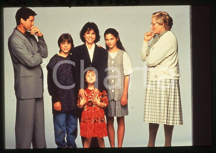 MRS. DOUBTFIRE Robin WILLIAMS Mara WILSON Lisa JAKUB 1993 - 35mm vintage slide 6 Diapositiva originale, in formato 35 mm.Nella diapositiva compare inoltre Matthew Lawrence, Pierce Brosnan e Sally Field.Per i diritti rivolgersi a ICharta.E' severamente vietata la riproduzione. Tutti i diritti sono riservati.ICharta mette in vendita, sul negozio eBay e in esclusiva sul sito "icharta" il proprio archivio composto da numerose diapositive e negativi fotografici d'epoca, tutti originali e autentici, che attraversano la storia del costume tra la fine degli anni Sessanta e Novanta.Si tratta di uno sguardo inedito sull'attualità, la politica, la vita quotidiana, il gossip e la cultura, che fotografa il cambiamento della nazione in quest'ultimo scorcio del XX secolo. Un'occasione unica per il mercato del collezionismo, che vede finalmente disponibile un archivio eccezionale per vastità, tematiche e condizioni, in un settore (il negativo fotografico e la diapositiva) di assoluta novità e dalle interessanti prospettive di investimento.  GOOD/buono   originale e autentica 1