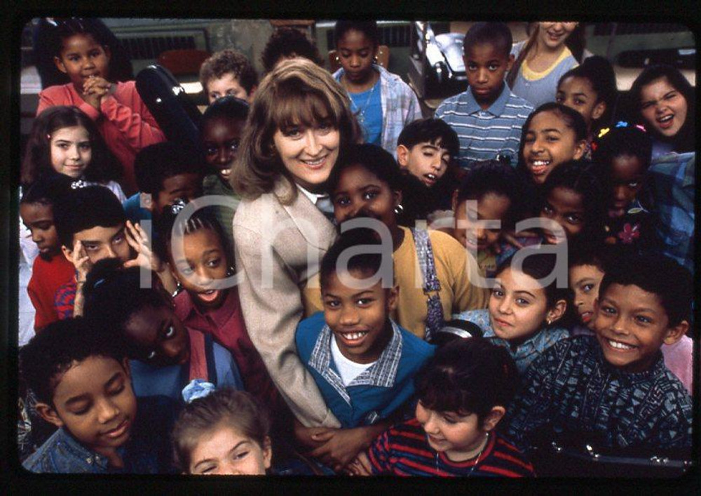 MUSIC OF THE HEART Meryl STREEP 1999 - 35mm vintage slide (1) Diapositiva originale, in formato 35 mm.Per i diritti rivolgersi a ICharta.E' severamente vietata la riproduzione. Tutti i diritti sono riservati.ICharta mette in vendita, sul negozio eBay e in esclusiva sul sito "icharta" il proprio archivio composto da numerose diapositive e negativi fotografici d'epoca, tutti originali e autentici, che attraversano la storia del costume tra la fine degli anni Sessanta e Novanta.Si tratta di uno sguardo inedito sull'attualità, la politica, la vita quotidiana, il gossip e la cultura, che fotografa il cambiamento della nazione in quest'ultimo scorcio del XX secolo. Un'occasione unica per il mercato del collezionismo, che vede finalmente disponibile un archivio eccezionale per vastità, tematiche e condizioni, in un settore (il negativo fotografico e la diapositiva) di assoluta novità e dalle interessanti prospettive di investimento.  GOOD/buono   originale e autentica 1