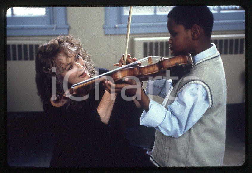 MUSIC OF THE HEART Meryl STREEP 1999 - 35mm vintage slide (2) Diapositiva originale, in formato 35 mm.Per i diritti rivolgersi a ICharta.E' severamente vietata la riproduzione. Tutti i diritti sono riservati.ICharta mette in vendita, sul negozio eBay e in esclusiva sul sito "icharta" il proprio archivio composto da numerose diapositive e negativi fotografici d'epoca, tutti originali e autentici, che attraversano la storia del costume tra la fine degli anni Sessanta e Novanta.Si tratta di uno sguardo inedito sull'attualità, la politica, la vita quotidiana, il gossip e la cultura, che fotografa il cambiamento della nazione in quest'ultimo scorcio del XX secolo. Un'occasione unica per il mercato del collezionismo, che vede finalmente disponibile un archivio eccezionale per vastità, tematiche e condizioni, in un settore (il negativo fotografico e la diapositiva) di assoluta novità e dalle interessanti prospettive di investimento.  GOOD/buono   originale e autentica 1