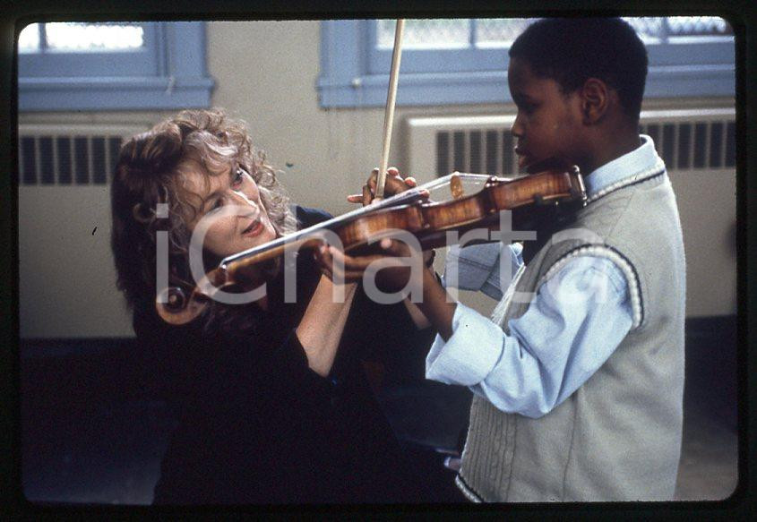 MUSIC OF THE HEART Meryl STREEP 1999 - 35mm vintage slide (3) Diapositiva originale, in formato 35 mm.Per i diritti rivolgersi a ICharta.E' severamente vietata la riproduzione. Tutti i diritti sono riservati.ICharta mette in vendita, sul negozio eBay e in esclusiva sul sito "icharta" il proprio archivio composto da numerose diapositive e negativi fotografici d'epoca, tutti originali e autentici, che attraversano la storia del costume tra la fine degli anni Sessanta e Novanta.Si tratta di uno sguardo inedito sull'attualità, la politica, la vita quotidiana, il gossip e la cultura, che fotografa il cambiamento della nazione in quest'ultimo scorcio del XX secolo. Un'occasione unica per il mercato del collezionismo, che vede finalmente disponibile un archivio eccezionale per vastità, tematiche e condizioni, in un settore (il negativo fotografico e la diapositiva) di assoluta novità e dalle interessanti prospettive di investimento.  GOOD/buono   originale e autentica 1
