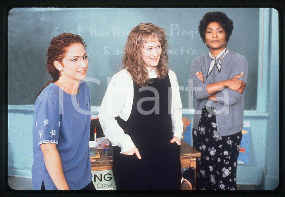 MUSIC OF THE HEART Meryl STREEP Angela BASSETT 1999 - 35mm vintage slide (1) Diapositiva originale, in formato 35 mm.Per i diritti rivolgersi a ICharta.E' severamente vietata la riproduzione. Tutti i diritti sono riservati.ICharta mette in vendita, sul negozio eBay e in esclusiva sul sito "icharta" il proprio archivio composto da numerose diapositive e negativi fotografici d'epoca, tutti originali e autentici, che attraversano la storia del costume tra la fine degli anni Sessanta e Novanta.Si tratta di uno sguardo inedito sull'attualità, la politica, la vita quotidiana, il gossip e la cultura, che fotografa il cambiamento della nazione in quest'ultimo scorcio del XX secolo. Un'occasione unica per il mercato del collezionismo, che vede finalmente disponibile un archivio eccezionale per vastità, tematiche e condizioni, in un settore (il negativo fotografico e la diapositiva) di assoluta novità e dalle interessanti prospettive di investimento.  GOOD/buono   originale e autentica 1