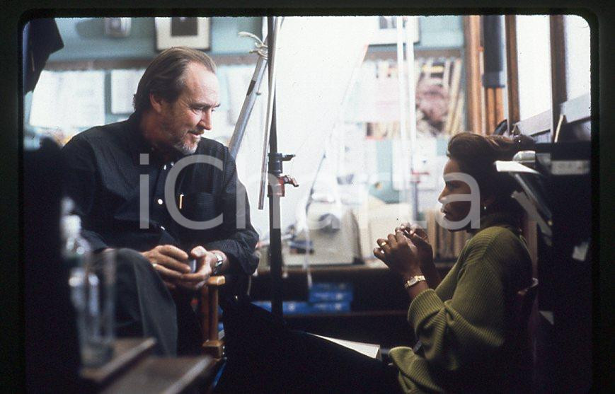 MUSIC OF THE HEART Angela BASSETT  Wes CRAVEN on the set 1999 35mm vintage slide Diapositiva originale, in formato 35 mm.Per i diritti rivolgersi a ICharta.E' severamente vietata la riproduzione. Tutti i diritti sono riservati.ICharta mette in vendita, sul negozio eBay e in esclusiva sul sito "icharta" il proprio archivio composto da numerose diapositive e negativi fotografici d'epoca, tutti originali e autentici, che attraversano la storia del costume tra la fine degli anni Sessanta e Novanta.Si tratta di uno sguardo inedito sull'attualità, la politica, la vita quotidiana, il gossip e la cultura, che fotografa il cambiamento della nazione in quest'ultimo scorcio del XX secolo. Un'occasione unica per il mercato del collezionismo, che vede finalmente disponibile un archivio eccezionale per vastità, tematiche e condizioni, in un settore (il negativo fotografico e la diapositiva) di assoluta novità e dalle interessanti prospettive di investimento.  GOOD/buono   originale e autentica 1
