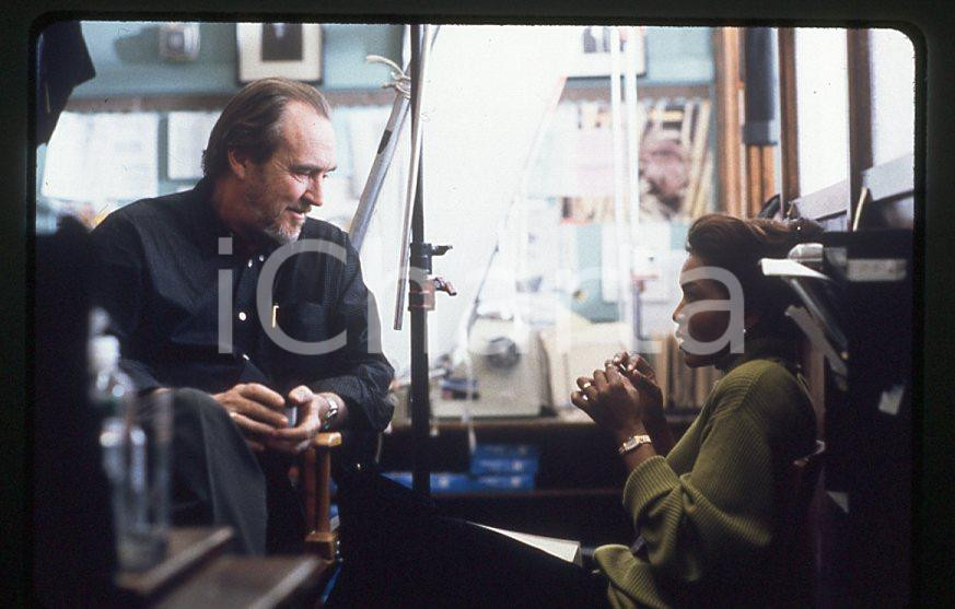 MUSIC OF THE HEART Wes CRAVEN Angela BASSETT on the set 1999 35mm vintage slide Diapositiva originale, in formato 35 mm.Per i diritti rivolgersi a ICharta.E' severamente vietata la riproduzione. Tutti i diritti sono riservati.ICharta mette in vendita, sul negozio eBay e in esclusiva sul sito "icharta" il proprio archivio composto da numerose diapositive e negativi fotografici d'epoca, tutti originali e autentici, che attraversano la storia del costume tra la fine degli anni Sessanta e Novanta.Si tratta di uno sguardo inedito sull'attualità, la politica, la vita quotidiana, il gossip e la cultura, che fotografa il cambiamento della nazione in quest'ultimo scorcio del XX secolo. Un'occasione unica per il mercato del collezionismo, che vede finalmente disponibile un archivio eccezionale per vastità, tematiche e condizioni, in un settore (il negativo fotografico e la diapositiva) di assoluta novità e dalle interessanti prospettive di investimento.  GOOD/buono   originale e autentica 1