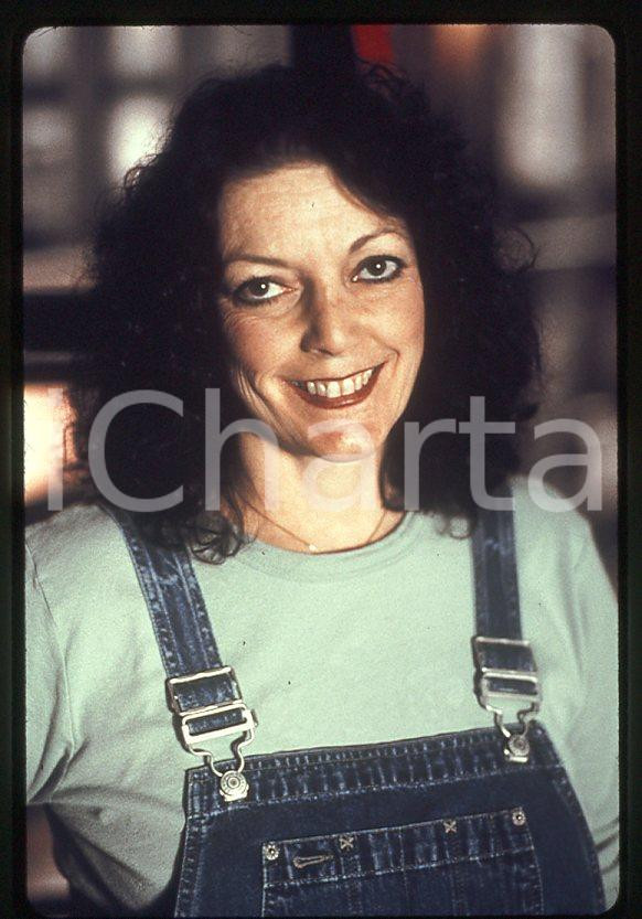 MUSIC OF THE HEART Roberta GUASPARI 1999 - 35mm vintage slide (1) Diapositiva originale, in formato 35 mm.Per i diritti rivolgersi a ICharta.E' severamente vietata la riproduzione. Tutti i diritti sono riservati.ICharta mette in vendita, sul negozio eBay e in esclusiva sul sito "icharta" il proprio archivio composto da numerose diapositive e negativi fotografici d'epoca, tutti originali e autentici, che attraversano la storia del costume tra la fine degli anni Sessanta e Novanta.Si tratta di uno sguardo inedito sull'attualità, la politica, la vita quotidiana, il gossip e la cultura, che fotografa il cambiamento della nazione in quest'ultimo scorcio del XX secolo. Un'occasione unica per il mercato del collezionismo, che vede finalmente disponibile un archivio eccezionale per vastità, tematiche e condizioni, in un settore (il negativo fotografico e la diapositiva) di assoluta novità e dalle interessanti prospettive di investimento.  GOOD/buono   originale e autentica 1