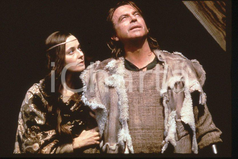 MERLIN Sam NEILL Isabella ROSSELLINI 1998 - 35mm vintage slide (2) Diapositiva originale, in formato 35 mm.Per i diritti rivolgersi a ICharta.E' severamente vietata la riproduzione. Tutti i diritti sono riservati.ICharta mette in vendita, sul negozio eBay e in esclusiva sul sito "icharta" il proprio archivio composto da numerose diapositive e negativi fotografici d'epoca, tutti originali e autentici, che attraversano la storia del costume tra la fine degli anni Sessanta e Novanta.Si tratta di uno sguardo inedito sull'attualità, la politica, la vita quotidiana, il gossip e la cultura, che fotografa il cambiamento della nazione in quest'ultimo scorcio del XX secolo. Un'occasione unica per il mercato del collezionismo, che vede finalmente disponibile un archivio eccezionale per vastità, tematiche e condizioni, in un settore (il negativo fotografico e la diapositiva) di assoluta novità e dalle interessanti prospettive di investimento.  GOOD/buono   originale e autentica 1