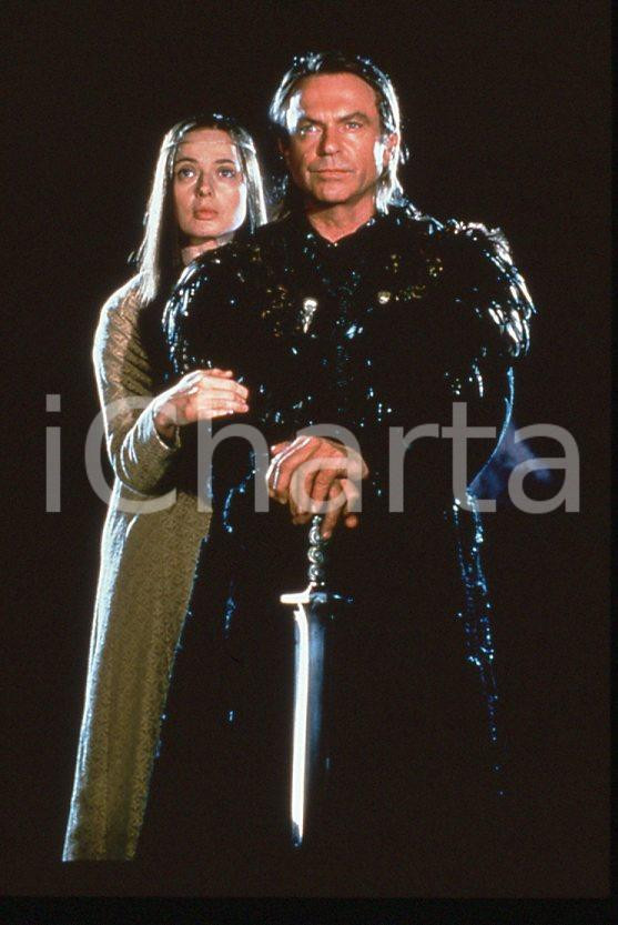 MERLIN Sam NEILL Isabella ROSSELLINI 1998 - 35mm vintage slide (3) Diapositiva originale, in formato 35 mm.Per i diritti rivolgersi a ICharta.E' severamente vietata la riproduzione. Tutti i diritti sono riservati.ICharta mette in vendita, sul negozio eBay e in esclusiva sul sito "icharta" il proprio archivio composto da numerose diapositive e negativi fotografici d'epoca, tutti originali e autentici, che attraversano la storia del costume tra la fine degli anni Sessanta e Novanta.Si tratta di uno sguardo inedito sull'attualità, la politica, la vita quotidiana, il gossip e la cultura, che fotografa il cambiamento della nazione in quest'ultimo scorcio del XX secolo. Un'occasione unica per il mercato del collezionismo, che vede finalmente disponibile un archivio eccezionale per vastità, tematiche e condizioni, in un settore (il negativo fotografico e la diapositiva) di assoluta novità e dalle interessanti prospettive di investimento.  GOOD/buono   originale e autentica 1
