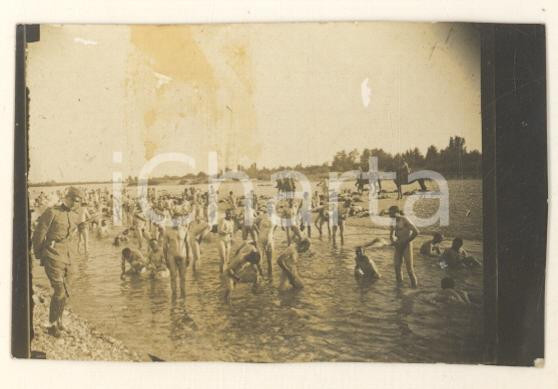 Fotografia d epoca originale 1919 WW1 VERSA GO Battaglione soldati a bagno nudi nel Torre Foto RARA 7x4 cm 1