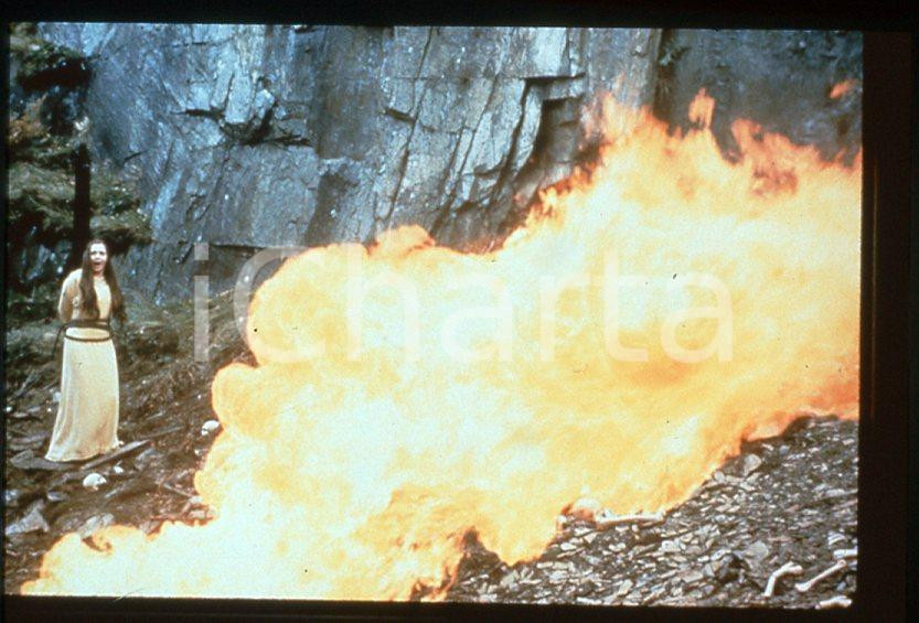 MERLIN Isabella ROSSELLINI 1998 - 35mm vintage slide (1) Diapositiva originale, in formato 35 mm.Per i diritti rivolgersi a ICharta.E' severamente vietata la riproduzione. Tutti i diritti sono riservati.ICharta mette in vendita, sul negozio eBay e in esclusiva sul sito "icharta" il proprio archivio composto da numerose diapositive e negativi fotografici d'epoca, tutti originali e autentici, che attraversano la storia del costume tra la fine degli anni Sessanta e Novanta.Si tratta di uno sguardo inedito sull'attualità, la politica, la vita quotidiana, il gossip e la cultura, che fotografa il cambiamento della nazione in quest'ultimo scorcio del XX secolo. Un'occasione unica per il mercato del collezionismo, che vede finalmente disponibile un archivio eccezionale per vastità, tematiche e condizioni, in un settore (il negativo fotografico e la diapositiva) di assoluta novità e dalle interessanti prospettive di investimento.  GOOD/buono   originale e autentica 1