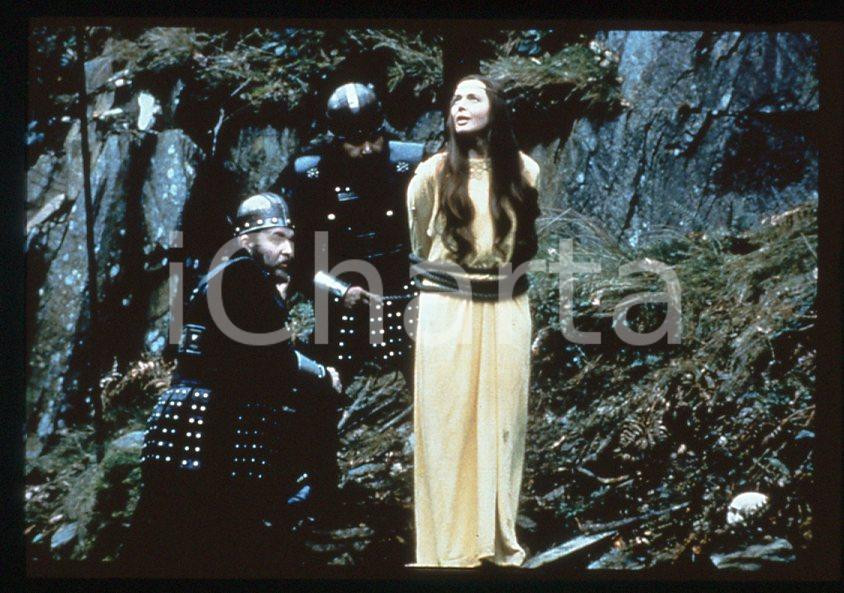 MERLIN Isabella ROSSELLINI 1998 - 35mm vintage slide Diapositiva originale, in formato 35 mm.Per i diritti rivolgersi a ICharta.E' severamente vietata la riproduzione. Tutti i diritti sono riservati.ICharta mette in vendita, sul negozio eBay e in esclusiva sul sito "icharta" il proprio archivio composto da numerose diapositive e negativi fotografici d'epoca, tutti originali e autentici, che attraversano la storia del costume tra la fine degli anni Sessanta e Novanta.Si tratta di uno sguardo inedito sull'attualità, la politica, la vita quotidiana, il gossip e la cultura, che fotografa il cambiamento della nazione in quest'ultimo scorcio del XX secolo. Un'occasione unica per il mercato del collezionismo, che vede finalmente disponibile un archivio eccezionale per vastità, tematiche e condizioni, in un settore (il negativo fotografico e la diapositiva) di assoluta novità e dalle interessanti prospettive di investimento.  GOOD/buono   originale e autentica 1