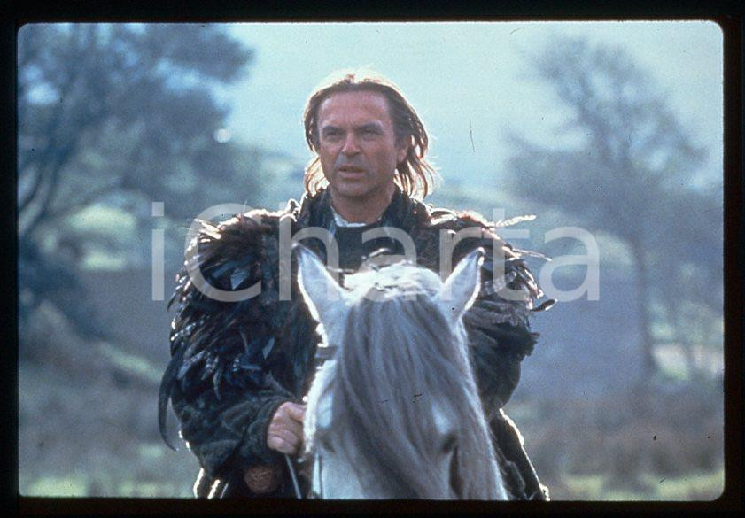 MERLIN Sam NEILL 1998 - 35mm vintage slide (1) Diapositiva originale, in formato 35 mm.Per i diritti rivolgersi a ICharta.E' severamente vietata la riproduzione. Tutti i diritti sono riservati.ICharta mette in vendita, sul negozio eBay e in esclusiva sul sito "icharta" il proprio archivio composto da numerose diapositive e negativi fotografici d'epoca, tutti originali e autentici, che attraversano la storia del costume tra la fine degli anni Sessanta e Novanta.Si tratta di uno sguardo inedito sull'attualità, la politica, la vita quotidiana, il gossip e la cultura, che fotografa il cambiamento della nazione in quest'ultimo scorcio del XX secolo. Un'occasione unica per il mercato del collezionismo, che vede finalmente disponibile un archivio eccezionale per vastità, tematiche e condizioni, in un settore (il negativo fotografico e la diapositiva) di assoluta novità e dalle interessanti prospettive di investimento.  GOOD/buono   originale e autentica 1