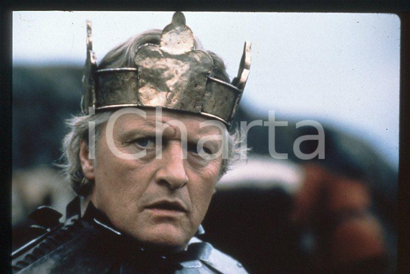 MERLIN Rutger HAUER 1998 - 35mm vintage slide Diapositiva originale, in formato 35 mm.Per i diritti rivolgersi a ICharta.E' severamente vietata la riproduzione. Tutti i diritti sono riservati.ICharta mette in vendita, sul negozio eBay e in esclusiva sul sito "icharta" il proprio archivio composto da numerose diapositive e negativi fotografici d'epoca, tutti originali e autentici, che attraversano la storia del costume tra la fine degli anni Sessanta e Novanta.Si tratta di uno sguardo inedito sull'attualità, la politica, la vita quotidiana, il gossip e la cultura, che fotografa il cambiamento della nazione in quest'ultimo scorcio del XX secolo. Un'occasione unica per il mercato del collezionismo, che vede finalmente disponibile un archivio eccezionale per vastità, tematiche e condizioni, in un settore (il negativo fotografico e la diapositiva) di assoluta novità e dalle interessanti prospettive di investimento.  GOOD/buono   originale e autentica 1