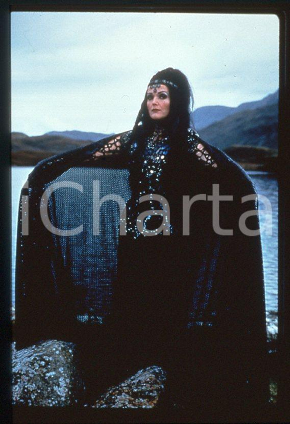 MERLIN Miranda RICHARDSON 1998 - 35mm vintage slide Diapositiva originale, in formato 35 mm.Per i diritti rivolgersi a ICharta.E' severamente vietata la riproduzione. Tutti i diritti sono riservati.ICharta mette in vendita, sul negozio eBay e in esclusiva sul sito "icharta" il proprio archivio composto da numerose diapositive e negativi fotografici d'epoca, tutti originali e autentici, che attraversano la storia del costume tra la fine degli anni Sessanta e Novanta.Si tratta di uno sguardo inedito sull'attualità, la politica, la vita quotidiana, il gossip e la cultura, che fotografa il cambiamento della nazione in quest'ultimo scorcio del XX secolo. Un'occasione unica per il mercato del collezionismo, che vede finalmente disponibile un archivio eccezionale per vastità, tematiche e condizioni, in un settore (il negativo fotografico e la diapositiva) di assoluta novità e dalle interessanti prospettive di investimento.  GOOD/buono   originale e autentica 1