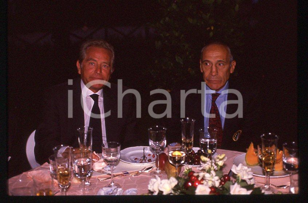ITALIA - CALCIO Giampiero BONIPERTI Enzo BEARZOT 1990 ca - 35mm vintage slide Diapositiva originale, in formato 35 mm.Per i diritti rivolgersi a ICharta.E' severamente vietata la riproduzione. Tutti i diritti sono riservati.ICharta mette in vendita, sul negozio eBay e in esclusiva sul sito "icharta" il proprio archivio composto da numerose diapositive e negativi fotografici d'epoca, tutti originali e autentici, che attraversano la storia del costume tra la fine degli anni Sessanta e Novanta.Si tratta di uno sguardo inedito sull'attualità, la politica, la vita quotidiana, il gossip e la cultura, che fotografa il cambiamento della nazione in quest'ultimo scorcio del XX secolo. Un'occasione unica per il mercato del collezionismo, che vede finalmente disponibile un archivio eccezionale per vastità, tematiche e condizioni, in un settore (il negativo fotografico e la diapositiva) di assoluta novità e dalle interessanti prospettive di investimento.  GOOD/buono   originale e autentica 1