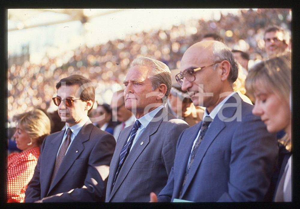 ITALIA - CALCIO Giampiero BONIPERTI 1990 ca - 35mm vintage slide (1) Diapositiva originale, in formato 35 mm.Per i diritti rivolgersi a ICharta.E' severamente vietata la riproduzione. Tutti i diritti sono riservati.ICharta mette in vendita, sul negozio eBay e in esclusiva sul sito "icharta" il proprio archivio composto da numerose diapositive e negativi fotografici d'epoca, tutti originali e autentici, che attraversano la storia del costume tra la fine degli anni Sessanta e Novanta.Si tratta di uno sguardo inedito sull'attualità, la politica, la vita quotidiana, il gossip e la cultura, che fotografa il cambiamento della nazione in quest'ultimo scorcio del XX secolo. Un'occasione unica per il mercato del collezionismo, che vede finalmente disponibile un archivio eccezionale per vastità, tematiche e condizioni, in un settore (il negativo fotografico e la diapositiva) di assoluta novità e dalle interessanti prospettive di investimento.  GOOD/buono   originale e autentica 1