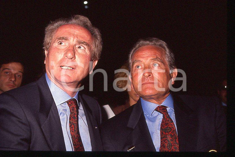 ITALIA - CALCIO Giampiero BONIPERTI Azeglio VICINI 1990 ca 35mm vintage slide 1 Diapositiva originale, in formato 35 mm.Per i diritti rivolgersi a ICharta.E' severamente vietata la riproduzione. Tutti i diritti sono riservati.ICharta mette in vendita, sul negozio eBay e in esclusiva sul sito "icharta" il proprio archivio composto da numerose diapositive e negativi fotografici d'epoca, tutti originali e autentici, che attraversano la storia del costume tra la fine degli anni Sessanta e Novanta.Si tratta di uno sguardo inedito sull'attualità, la politica, la vita quotidiana, il gossip e la cultura, che fotografa il cambiamento della nazione in quest'ultimo scorcio del XX secolo. Un'occasione unica per il mercato del collezionismo, che vede finalmente disponibile un archivio eccezionale per vastità, tematiche e condizioni, in un settore (il negativo fotografico e la diapositiva) di assoluta novità e dalle interessanti prospettive di investimento.  GOOD/buono   originale e autentica 1