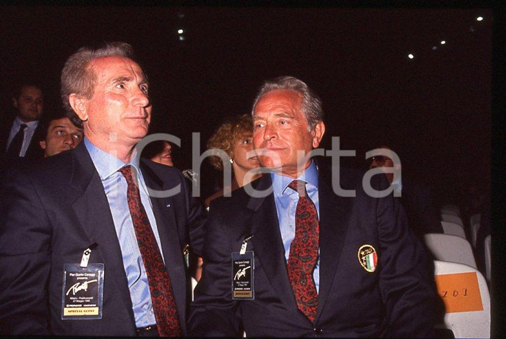 ITALIA - CALCIO Giampiero BONIPERTI Azeglio VICINI 1990 ca - 35mm vintage slide Diapositiva originale, in formato 35 mm.Per i diritti rivolgersi a ICharta.E' severamente vietata la riproduzione. Tutti i diritti sono riservati.ICharta mette in vendita, sul negozio eBay e in esclusiva sul sito "icharta" il proprio archivio composto da numerose diapositive e negativi fotografici d'epoca, tutti originali e autentici, che attraversano la storia del costume tra la fine degli anni Sessanta e Novanta.Si tratta di uno sguardo inedito sull'attualità, la politica, la vita quotidiana, il gossip e la cultura, che fotografa il cambiamento della nazione in quest'ultimo scorcio del XX secolo. Un'occasione unica per il mercato del collezionismo, che vede finalmente disponibile un archivio eccezionale per vastità, tematiche e condizioni, in un settore (il negativo fotografico e la diapositiva) di assoluta novità e dalle interessanti prospettive di investimento.  GOOD/buono   originale e autentica 1