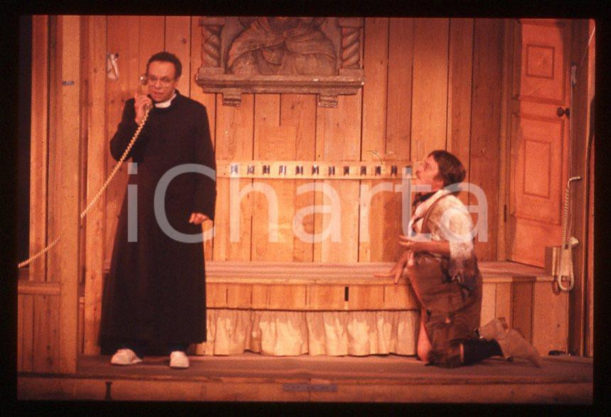 AGGIUNGI UN POSTO A TAVOLA Johnny DORELLI Carlo CROCCOLO 1990 35mm vintage slide Diapositiva originale, in formato 35 mm.Per i diritti rivolgersi a ICharta.E' severamente vietata la riproduzione. Tutti i diritti sono riservati.ICharta mette in vendita, sul negozio eBay e in esclusiva sul sito "icharta" il proprio archivio composto da numerose diapositive e negativi fotografici d'epoca, tutti originali e autentici, che attraversano la storia del costume tra la fine degli anni Sessanta e Novanta.Si tratta di uno sguardo inedito sull'attualità, la politica, la vita quotidiana, il gossip e la cultura, che fotografa il cambiamento della nazione in quest'ultimo scorcio del XX secolo. Un'occasione unica per il mercato del collezionismo, che vede finalmente disponibile un archivio eccezionale per vastità, tematiche e condizioni, in un settore (il negativo fotografico e la diapositiva) di assoluta novità e dalle interessanti prospettive di investimento.  GOOD/buono   originale e autentica 1