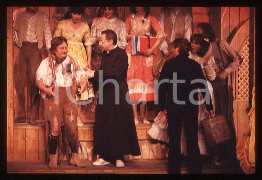 1990 AGGIUNGI UN POSTO A TAVOLA Carlo CROCCOLO Johnny DORELLI 35mm vintage slide Diapositiva originale, in formato 35 mm.Per i diritti rivolgersi a ICharta.E' severamente vietata la riproduzione. Tutti i diritti sono riservati.ICharta mette in vendita, sul negozio eBay e in esclusiva sul sito "icharta" il proprio archivio composto da numerose diapositive e negativi fotografici d'epoca, tutti originali e autentici, che attraversano la storia del costume tra la fine degli anni Sessanta e Novanta.Si tratta di uno sguardo inedito sull'attualità, la politica, la vita quotidiana, il gossip e la cultura, che fotografa il cambiamento della nazione in quest'ultimo scorcio del XX secolo. Un'occasione unica per il mercato del collezionismo, che vede finalmente disponibile un archivio eccezionale per vastità, tematiche e condizioni, in un settore (il negativo fotografico e la diapositiva) di assoluta novità e dalle interessanti prospettive di investimento.  GOOD/buono   originale e autentica 1