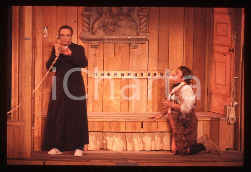 AGGIUNGI UN POSTO A TAVOLA Carlo CROCCOLO Johnny DORELLI 1990 35mm vintage slide Diapositiva originale, in formato 35 mm.Per i diritti rivolgersi a ICharta.E' severamente vietata la riproduzione. Tutti i diritti sono riservati.ICharta mette in vendita, sul negozio eBay e in esclusiva sul sito "icharta" il proprio archivio composto da numerose diapositive e negativi fotografici d'epoca, tutti originali e autentici, che attraversano la storia del costume tra la fine degli anni Sessanta e Novanta.Si tratta di uno sguardo inedito sull'attualità, la politica, la vita quotidiana, il gossip e la cultura, che fotografa il cambiamento della nazione in quest'ultimo scorcio del XX secolo. Un'occasione unica per il mercato del collezionismo, che vede finalmente disponibile un archivio eccezionale per vastità, tematiche e condizioni, in un settore (il negativo fotografico e la diapositiva) di assoluta novità e dalle interessanti prospettive di investimento.  GOOD/buono   originale e autentica 1