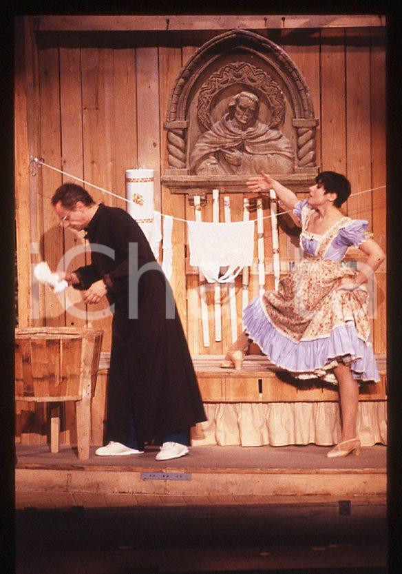 AGGIUNGI UN POSTO A TAVOLA Johnny DORELLI Nadia PIATTELLI 1990 - Vintage slide Diapositiva originale, in formato 35 mm.Per i diritti rivolgersi a ICharta.E' severamente vietata la riproduzione. Tutti i diritti sono riservati.ICharta mette in vendita, sul negozio eBay e in esclusiva sul sito "icharta" il proprio archivio composto da numerose diapositive e negativi fotografici d'epoca, tutti originali e autentici, che attraversano la storia del costume tra la fine degli anni Sessanta e Novanta.Si tratta di uno sguardo inedito sull'attualità, la politica, la vita quotidiana, il gossip e la cultura, che fotografa il cambiamento della nazione in quest'ultimo scorcio del XX secolo. Un'occasione unica per il mercato del collezionismo, che vede finalmente disponibile un archivio eccezionale per vastità, tematiche e condizioni, in un settore (il negativo fotografico e la diapositiva) di assoluta novità e dalle interessanti prospettive di investimento.  GOOD/buono   originale e autentica 1