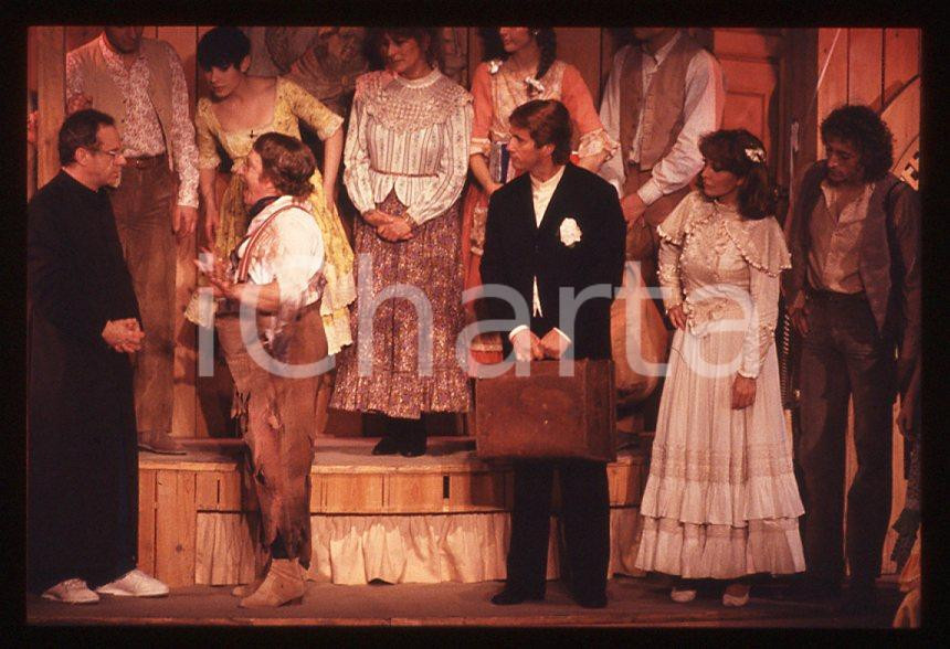 AGGIUNGI UN POSTO A TAVOLA Johnny DORELLI Alida CHELLI 1990 - 35mm vintage slide Diapositiva originale, in formato 35 mm.Nella diapositiva compaiono inoltre Carlo Croccolo e Adriano Pappalardo.Per i diritti rivolgersi a ICharta.E' severamente vietata la riproduzione. Tutti i diritti sono riservati.ICharta mette in vendita, sul negozio eBay e in esclusiva sul sito "icharta" il proprio archivio composto da numerose diapositive e negativi fotografici d'epoca, tutti originali e autentici, che attraversano la storia del costume tra la fine degli anni Sessanta e Novanta.Si tratta di uno sguardo inedito sull'attualità, la politica, la vita quotidiana, il gossip e la cultura, che fotografa il cambiamento della nazione in quest'ultimo scorcio del XX secolo. Un'occasione unica per il mercato del collezionismo, che vede finalmente disponibile un archivio eccezionale per vastità, tematiche e condizioni, in un settore (il negativo fotografico e la diapositiva) di assoluta novità e dalle interessanti prospettive di investimento.  GOOD/buono   originale e autentica 1