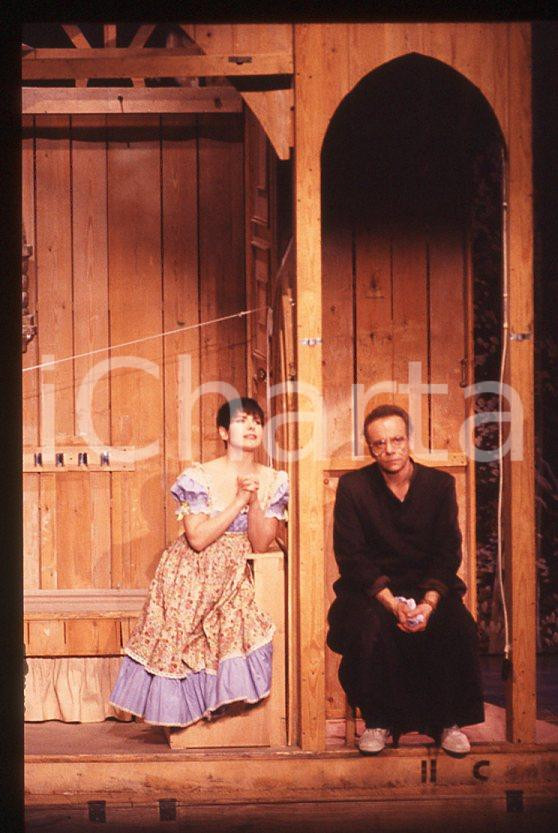 AGGIUNGI UN POSTO A TAVOLA Nadia PIATTELLI Johnny DORELLI 1990 Vintage slide 1 Diapositiva originale, in formato 35 mm.Per i diritti rivolgersi a ICharta.E' severamente vietata la riproduzione. Tutti i diritti sono riservati.ICharta mette in vendita, sul negozio eBay e in esclusiva sul sito "icharta" il proprio archivio composto da numerose diapositive e negativi fotografici d'epoca, tutti originali e autentici, che attraversano la storia del costume tra la fine degli anni Sessanta e Novanta.Si tratta di uno sguardo inedito sull'attualità , la politica, la vita quotidiana, il gossip e la cultura, che fotografa il cambiamento della nazione in quest'ultimo scorcio del XX secolo. Un'occasione unica per il mercato del collezionismo, che vede finalmente disponibile un archivio eccezionale per vastità , tematiche e condizioni, in un settore (il negativo fotografico e la diapositiva) di assoluta novità  e dalle interessanti prospettive di investimento.  CONDIZIONI:GOOD/buono originale e autentica 1