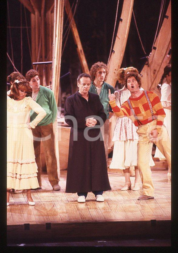 AGGIUNGI UN POSTO A TAVOLA Adriano PAPPALARDO Johnny DORELLI 1990 Vintage slide Diapositiva originale, in formato 35 mm.Nella diapositiva compare inoltre Alida Chelli.Per i diritti rivolgersi a ICharta.E' severamente vietata la riproduzione. Tutti i diritti sono riservati.ICharta mette in vendita, sul negozio eBay e in esclusiva sul sito "icharta" il proprio archivio composto da numerose diapositive e negativi fotografici d'epoca, tutti originali e autentici, che attraversano la storia del costume tra la fine degli anni Sessanta e Novanta.Si tratta di uno sguardo inedito sull'attualità, la politica, la vita quotidiana, il gossip e la cultura, che fotografa il cambiamento della nazione in quest'ultimo scorcio del XX secolo. Un'occasione unica per il mercato del collezionismo, che vede finalmente disponibile un archivio eccezionale per vastità, tematiche e condizioni, in un settore (il negativo fotografico e la diapositiva) di assoluta novità e dalle interessanti prospettive di investimento.  GOOD/buono   originale e autentica 1