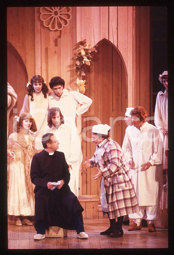 AGGIUNGI UN POSTO A TAVOLA Carlo CROCCOLO Johnny DORELLI 1990 Vintage slide Diapositiva originale, in formato 35 mm.Per i diritti rivolgersi a ICharta.E' severamente vietata la riproduzione. Tutti i diritti sono riservati.ICharta mette in vendita, sul negozio eBay e in esclusiva sul sito "icharta" il proprio archivio composto da numerose diapositive e negativi fotografici d'epoca, tutti originali e autentici, che attraversano la storia del costume tra la fine degli anni Sessanta e Novanta.Si tratta di uno sguardo inedito sull'attualità, la politica, la vita quotidiana, il gossip e la cultura, che fotografa il cambiamento della nazione in quest'ultimo scorcio del XX secolo. Un'occasione unica per il mercato del collezionismo, che vede finalmente disponibile un archivio eccezionale per vastità, tematiche e condizioni, in un settore (il negativo fotografico e la diapositiva) di assoluta novità e dalle interessanti prospettive di investimento.  GOOD/buono   originale e autentica 1