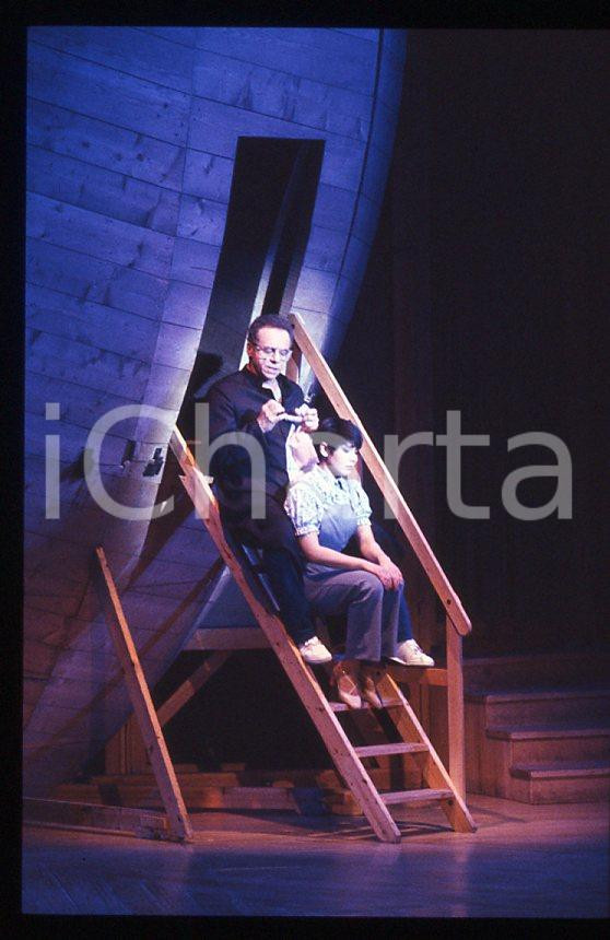 AGGIUNGI UN POSTO A TAVOLA Johnny DORELLI 1990 - 35mm vintage slide (1) Diapositiva originale, in formato 35 mm.Per i diritti rivolgersi a ICharta.E' severamente vietata la riproduzione. Tutti i diritti sono riservati.ICharta mette in vendita, sul negozio eBay e in esclusiva sul sito "icharta" il proprio archivio composto da numerose diapositive e negativi fotografici d'epoca, tutti originali e autentici, che attraversano la storia del costume tra la fine degli anni Sessanta e Novanta.Si tratta di uno sguardo inedito sull'attualità, la politica, la vita quotidiana, il gossip e la cultura, che fotografa il cambiamento della nazione in quest'ultimo scorcio del XX secolo. Un'occasione unica per il mercato del collezionismo, che vede finalmente disponibile un archivio eccezionale per vastità, tematiche e condizioni, in un settore (il negativo fotografico e la diapositiva) di assoluta novità e dalle interessanti prospettive di investimento.  GOOD/buono   originale e autentica 1