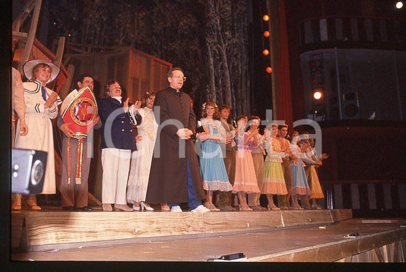 AGGIUNGI UN POSTO A TAVOLA Johnny DORELLI 1990 - 35mm vintage slide (6) Diapositiva originale, in formato 35 mm.Per i diritti rivolgersi a ICharta.E' severamente vietata la riproduzione. Tutti i diritti sono riservati.ICharta mette in vendita, sul negozio eBay e in esclusiva sul sito "icharta" il proprio archivio composto da numerose diapositive e negativi fotografici d'epoca, tutti originali e autentici, che attraversano la storia del costume tra la fine degli anni Sessanta e Novanta.Si tratta di uno sguardo inedito sull'attualità, la politica, la vita quotidiana, il gossip e la cultura, che fotografa il cambiamento della nazione in quest'ultimo scorcio del XX secolo. Un'occasione unica per il mercato del collezionismo, che vede finalmente disponibile un archivio eccezionale per vastità, tematiche e condizioni, in un settore (il negativo fotografico e la diapositiva) di assoluta novità e dalle interessanti prospettive di investimento.  GOOD/buono   originale e autentica 1