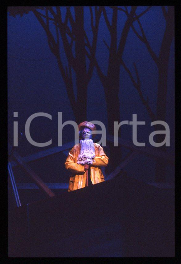 AGGIUNGI UN POSTO A TAVOLA Johnny DORELLI 1990 - 35mm vintage slide (5) Diapositiva originale, in formato 35 mm.Per i diritti rivolgersi a ICharta.E' severamente vietata la riproduzione. Tutti i diritti sono riservati.ICharta mette in vendita, sul negozio eBay e in esclusiva sul sito "icharta" il proprio archivio composto da numerose diapositive e negativi fotografici d'epoca, tutti originali e autentici, che attraversano la storia del costume tra la fine degli anni Sessanta e Novanta.Si tratta di uno sguardo inedito sull'attualità, la politica, la vita quotidiana, il gossip e la cultura, che fotografa il cambiamento della nazione in quest'ultimo scorcio del XX secolo. Un'occasione unica per il mercato del collezionismo, che vede finalmente disponibile un archivio eccezionale per vastità, tematiche e condizioni, in un settore (il negativo fotografico e la diapositiva) di assoluta novità e dalle interessanti prospettive di investimento.  GOOD/buono   originale e autentica 1