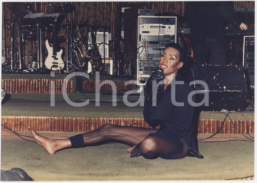 Fotografia d epoca originale 1980 ca VARIETÃ€  DRAG QUEEN Imitatore di Grace JONES sul palco Foto 17x12 4 1