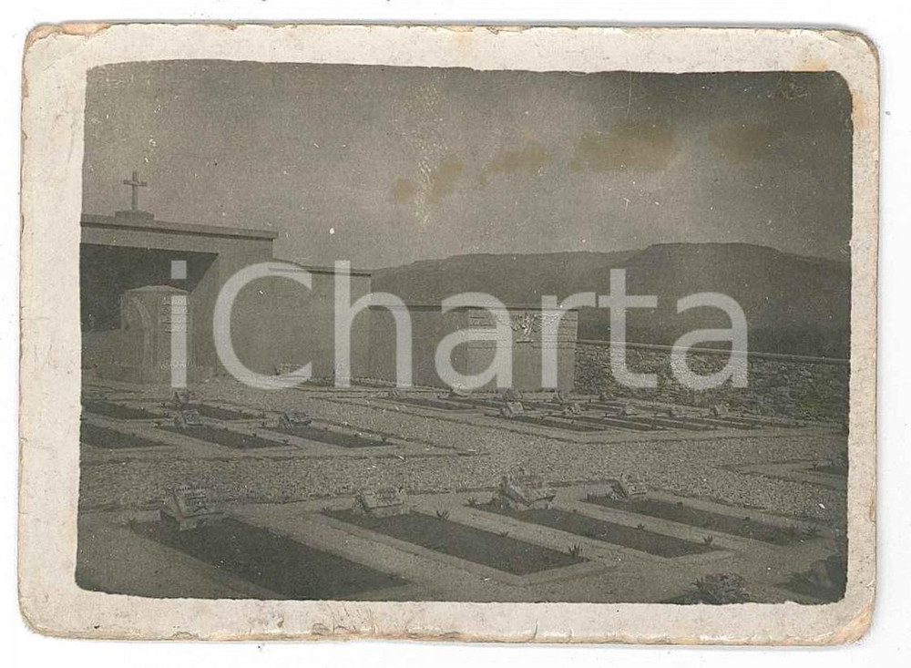 1940 ca Cimitero di FAVIGNANA - Tombe dei Caduti Grande Guerra *Foto 9x6 cm Fotografia originale d'epoca, con didascalia manoscritta al verso. POOR/danneggiato piegature d'epoca; lievi abrasioni; difetti di stampa Formato: 9x6 cm originale e autentica 1