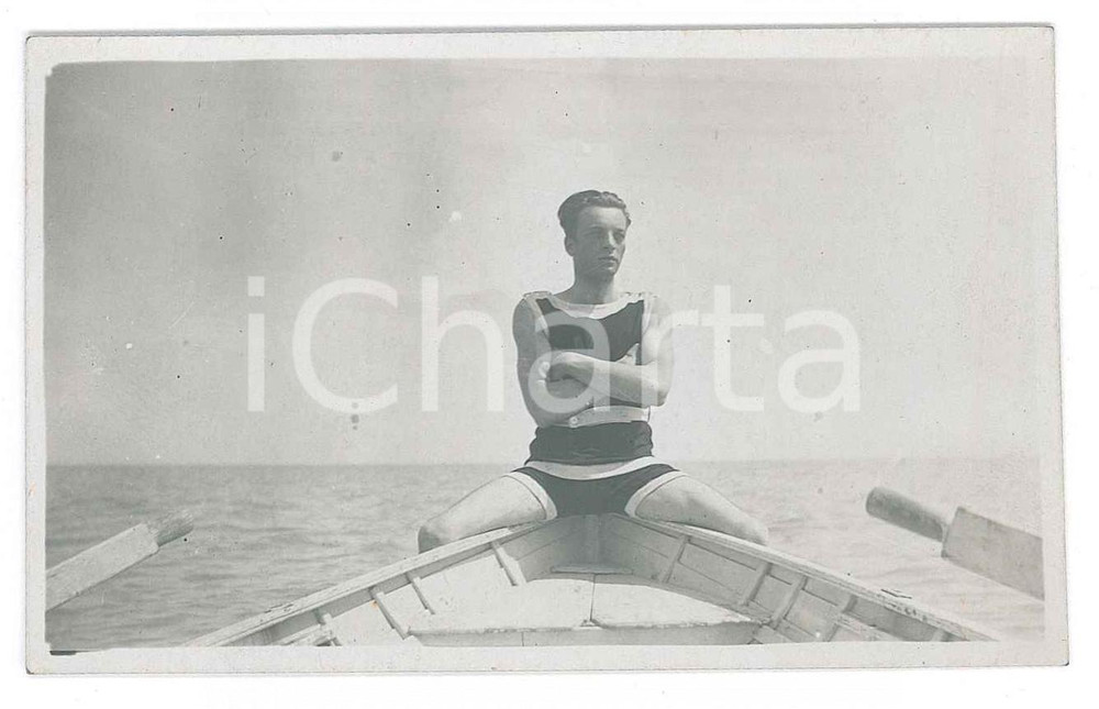 1920 ca RIVIERA LIGURE (?) Ragazzo in barca a remi - Fotografia anonima 9x6 cm Fotografia d'epoca. FAIR/discreto Lievi smussature agli angoli Formato: 9x6 cm originale e autentica 1
