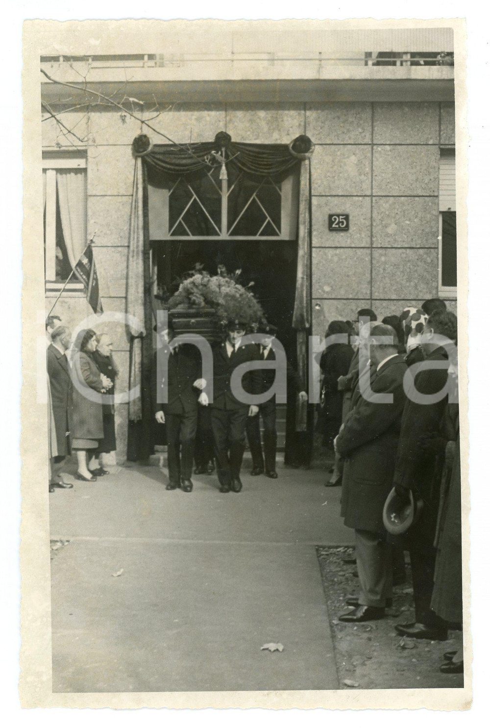Fotografia d epoca originale 1960 ca MILANO Via Gaetano Strambio 25  Corteo funebre  Foto 11x17 cm 1