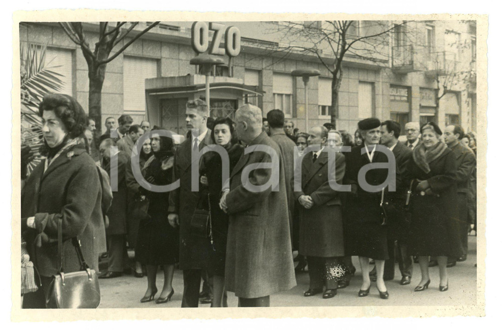 Fotografia d epoca originale 1960 ca MILANO Via Gaetano Strambio 25  Corteo funebre  Insegna OZO Foto 17x11 1