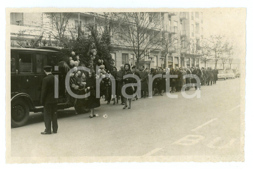 Fotografia d epoca originale 1960 ca MILANO Via Gaetano Strambio 25  Corteo funebre Insegna OZO Foto 17x11 1