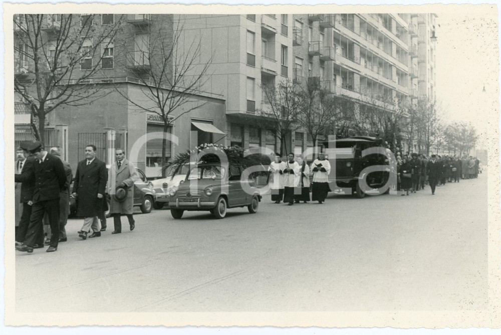 Fotografia d epoca originale 1960 ca MILANO Via Gaetano Strambio  Corteo funebre con FIAT 600 Foto 17x11 cm 1