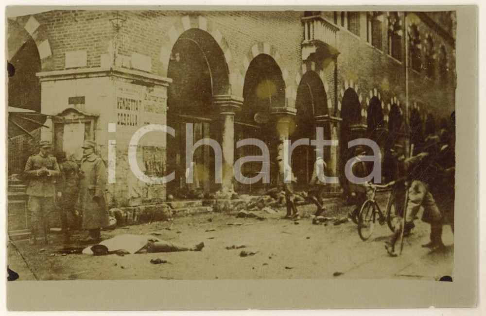 1915 WW1 VERONA Bombardamento Piazza delle Erbe - Foto cartolina Fotografia seriale, originale d'epoca, in formato cartolina postale.Mostra i soccorsi dopo il bombardamento austriaco del 14 novembre 1915. GOOD/buono  Formato: 14x9 cm originale e autentica 1