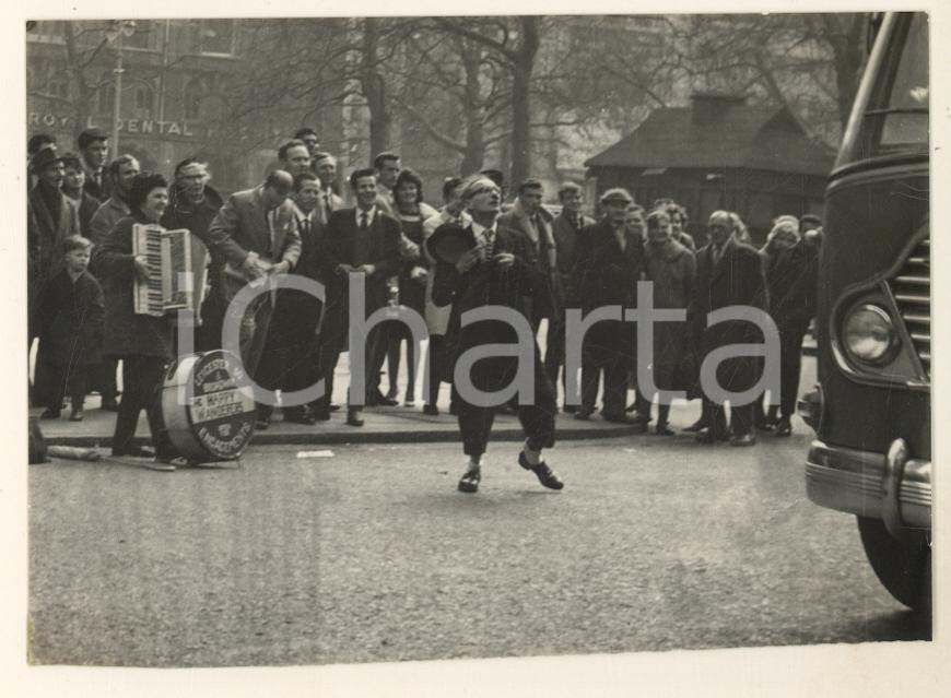Fotografia d epoca originale 1970 ca LONDON Leicester Square  Teatro di strada Foto 10x7 cm 1 1