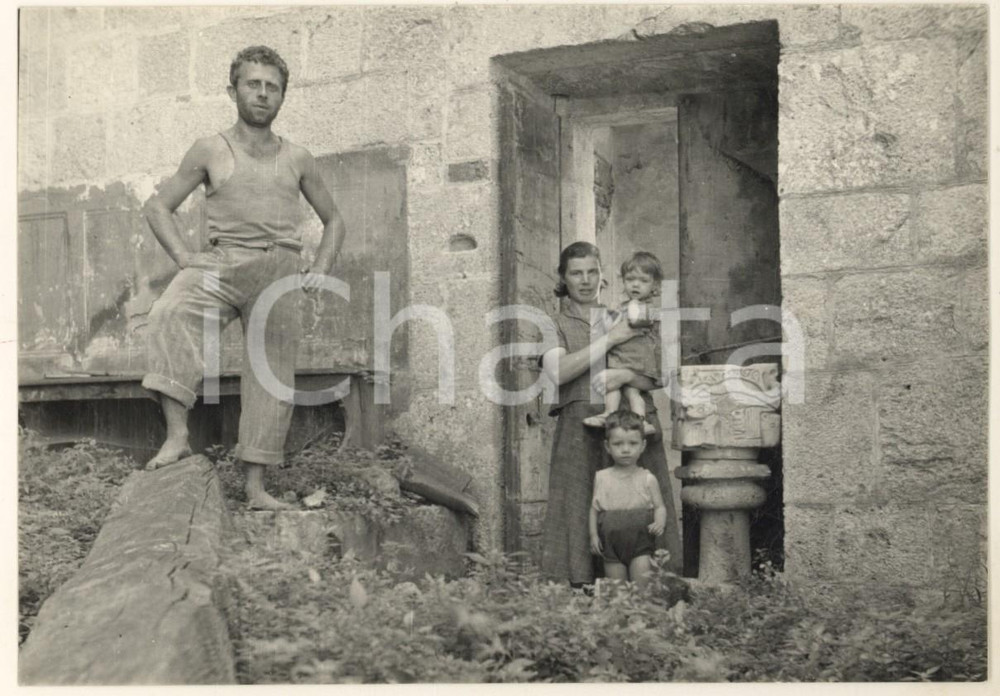 Fotografia d epoca originale 1965 ca ITALIA CENTRALE Famiglia di senzatetto in abbazia abbandonata Foto 1 1