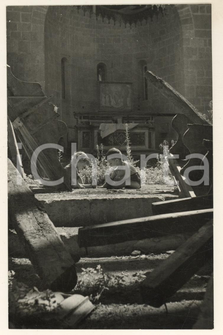 Fotografia d epoca originale 1965 ca ITALIA CENTRALE Famiglia di senzatetto in abbazia abbandonata Foto 4 1
